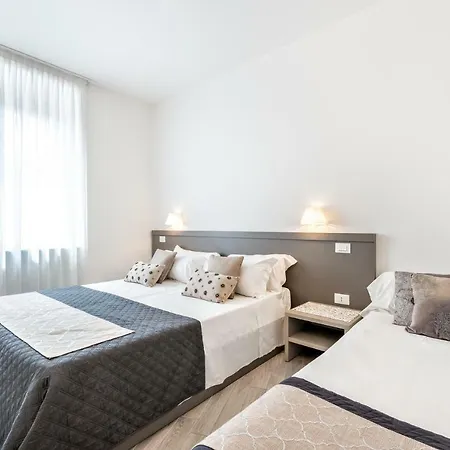 五渔村桥公寓 *